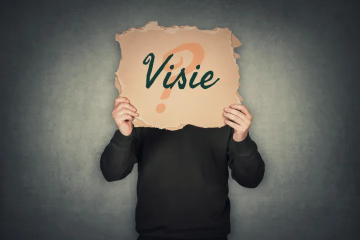 Visiewattusheader Creatief strateeg auteur Visie Mysterie Jannis Lootens Wat is visie Jannis creatief strateeg en auteur van Visie Mysterie helpt leiders en missiegedreven organisaties visie te vangen en te vertalen naar strategie
